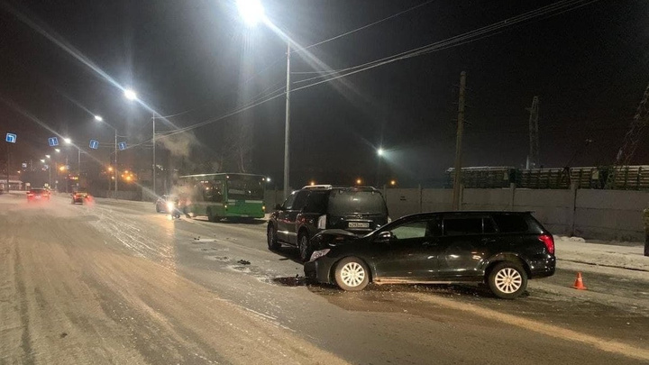 Две иномарки и муниципальный автобус столкнулись на ул. Трактовой в Иркутске