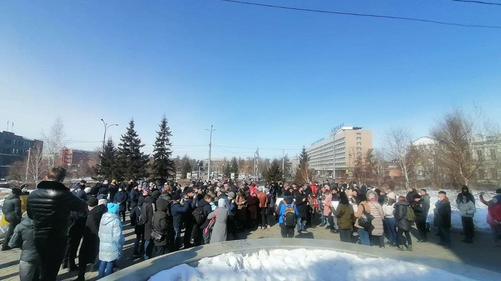 Около 150 человек вышли на антивоенную акцию в Иркутске