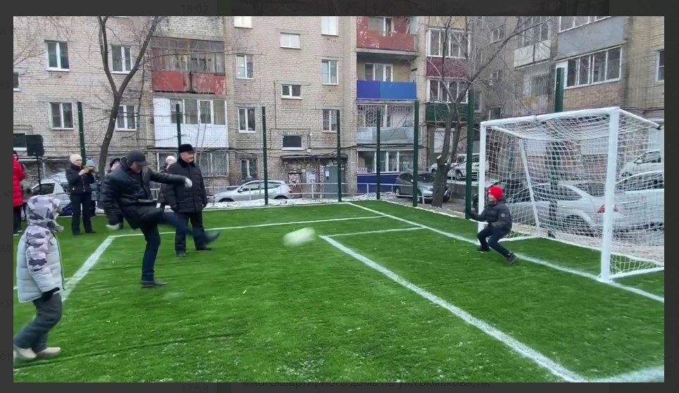 Сити-менеджер Читы Александр Сапожников атакует ворота на открытии нового футбольного поля 11 декабря