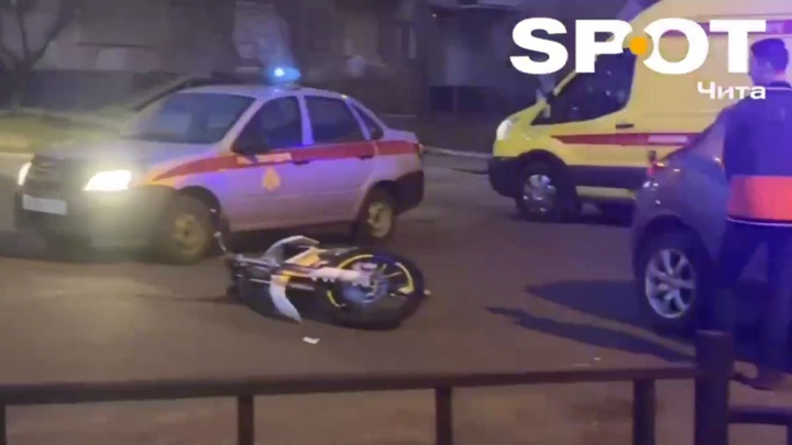 Мотоциклист влетел в автомобиль возле СибВО в Чите. Его увезли на скорой