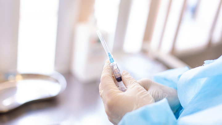Можно ли умереть от прививки против ковида? Мифы о вакцинации