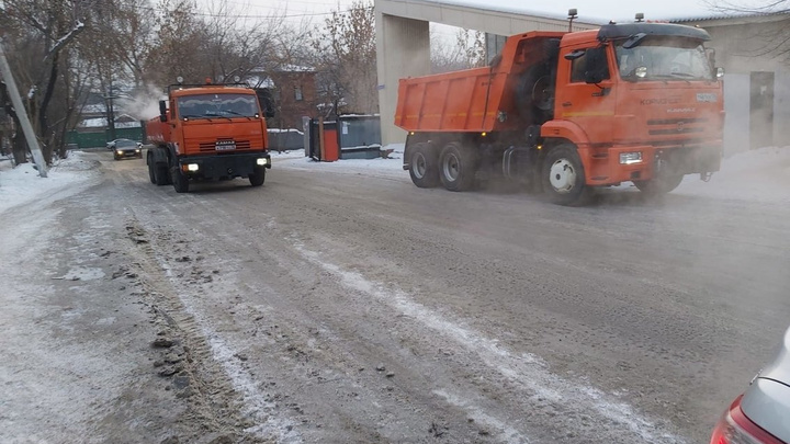 Водопровод прорвало возле «Города мастеров» в Иркутске