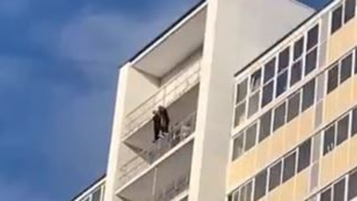 Школьницы устроили фотосессию на балконных перилах 17 этажа в Иркутске