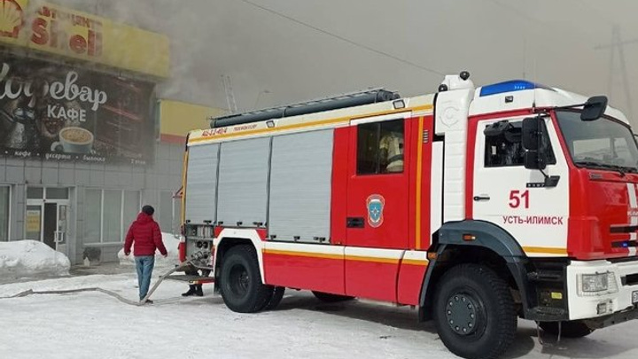 Десять человек эвакуировались из горящего здания СТО Shell на Усть-Илимском шоссе