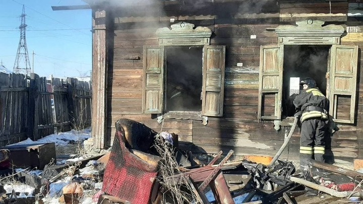 Мужчина и пожилая женщина погибли в пожаре на Зенитке в Чите