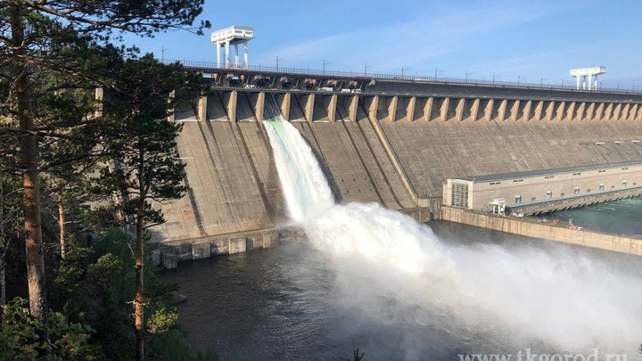 Холостой сброс воды начали на Братской гидроэлектростанции впервые с 1995 года