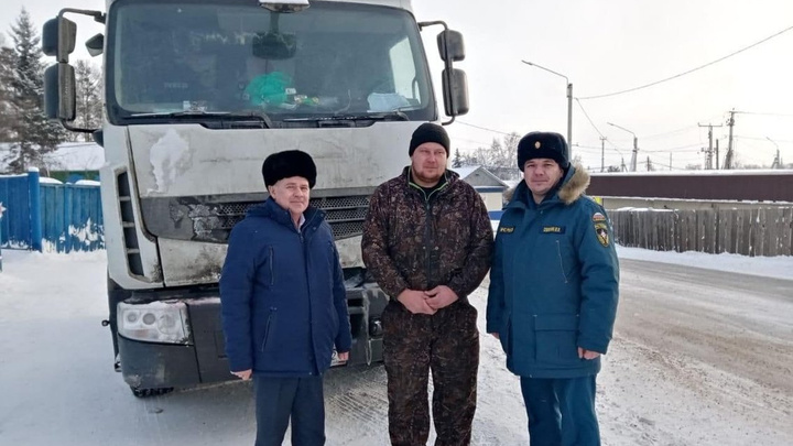 Качугские пожарные и полицейские 5 дней помогали дальнобойщику с ремонтом машины