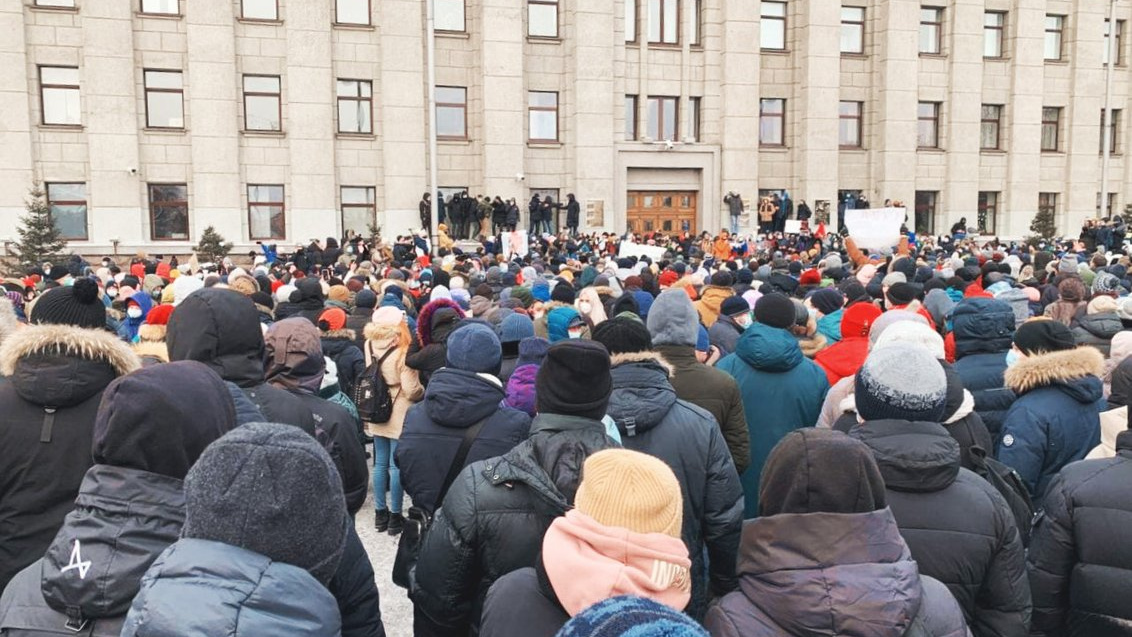 Дети на митинге навального. Митинг. Школьники на митинге. Митинг подростков. Участие в несанкционированном митинге.