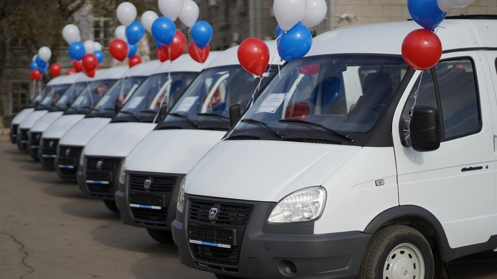 Восемь многодетных семей Иркутской области получили микроавтобусы