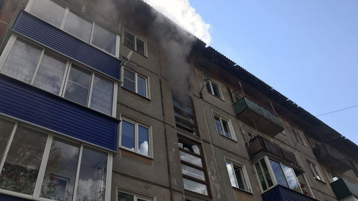 Пожарные спасли 10 человек из горящей пятиэтажки в Усолье-Сибирском