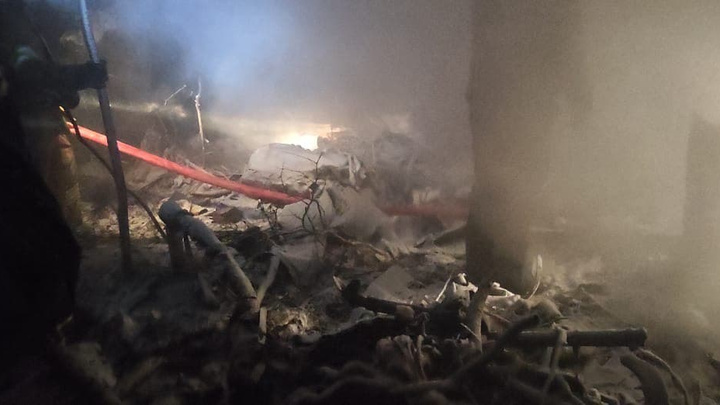 Пожарные тушат загоревшийся самолёт Ан-12, который упал под Иркутском