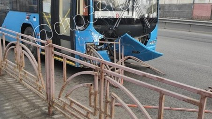 Сбивший ограждение в Иркутске троллейбус уходил от столкновения с автомобилем