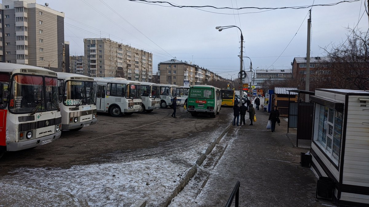 Конечная остановка автобусов в Ново-Ленино возле школы №40