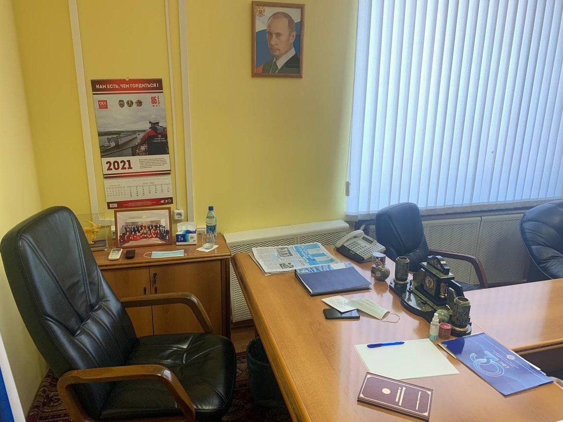 Рабочий стол сенатора Баира Жамсуева в его кабинете в администрации Агинского Бурятского округа Рабочий стол сенатора Баира Жамсуева в его кабинете в администрации Агинского Бурятского округа