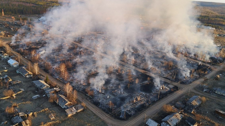Причиной крупного пожара в посёлке Дальний мог стать обрыв проводов — МЧС