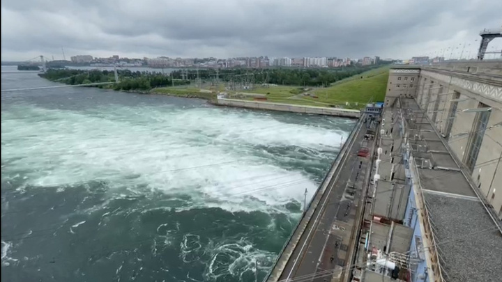 Сбросы на Иркутской ГЭС увеличили в пятый раз за июль из-за роста уровня Байкала
