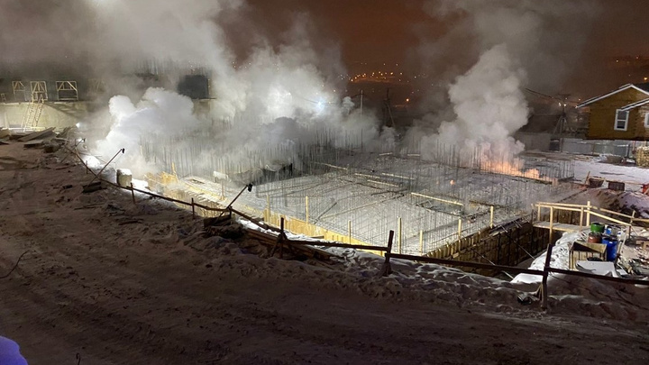 Пожарные эвакуировали 16 газовых баллонов на крупном пожаре в «Стрижах» под Иркутском