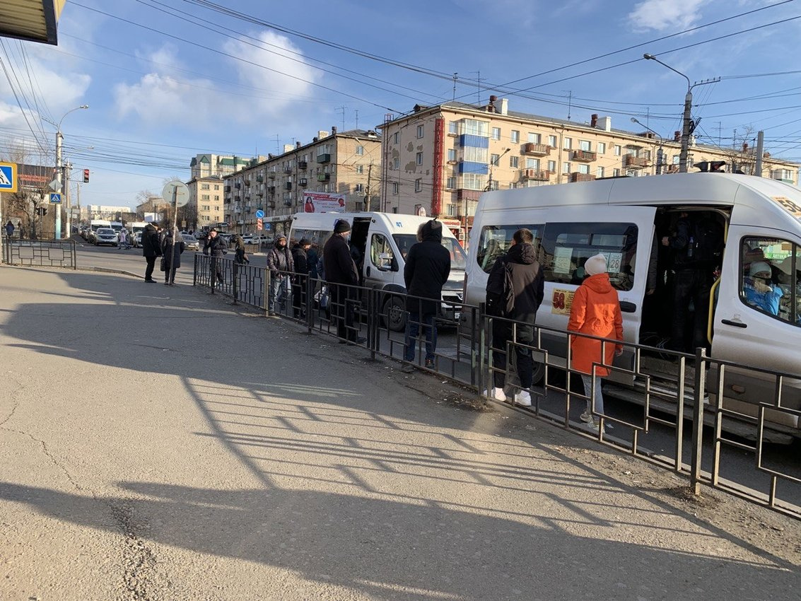 Маршрутки на остановке возле центрального рынка Маршрутки на остановке возле центрального рынка