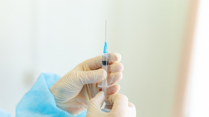 «Спутник V» против омикрона: поможет ли российская вакцина от нового штамма коронавируса
