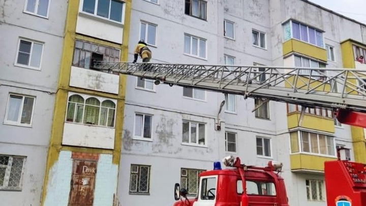 Пожарные сняли 3-летнего мальчика с балкона третьего этажа в Усть-Илимске