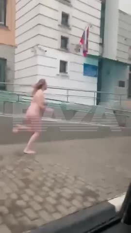 Порно видео голая девушка бежит. Смотреть голая девушка бежит онлайн