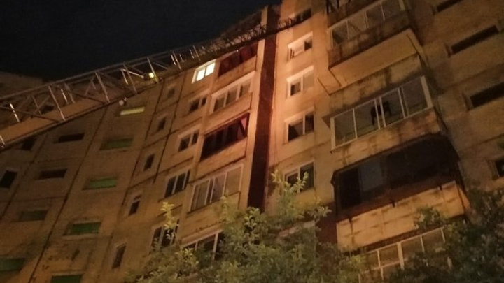 Пожарные спасли 10 человек из загоревшейся многоэтажки в Братске