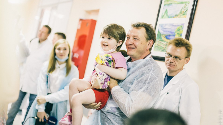 Радость и аплодисменты в детском онкологическом отделении