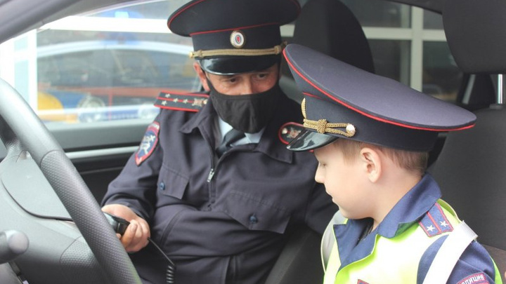 Иркутские полицейские подарили мальчику фуражку, жезл и портупею начальника ГАИ