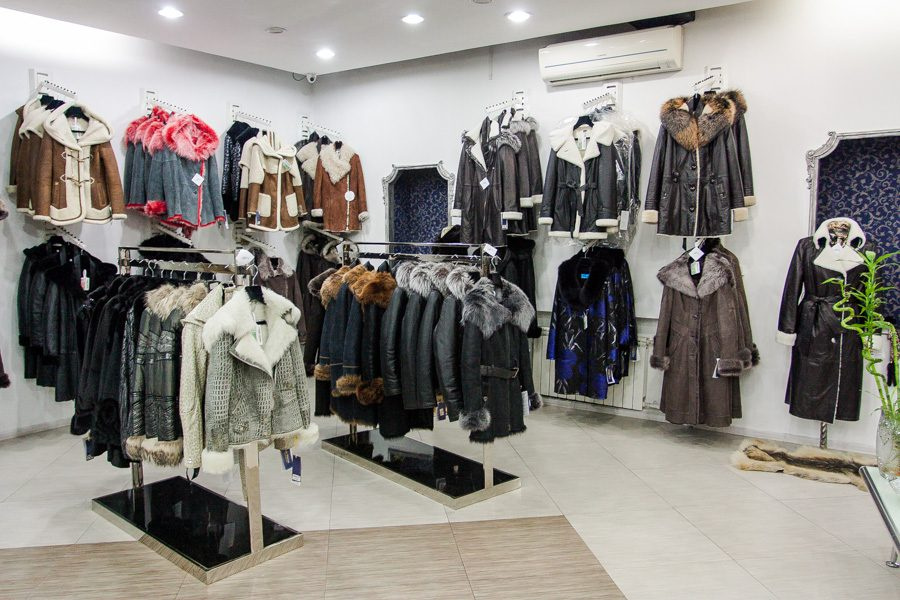 девушка в чёрном мехе. салон кожи и меха. салон кожи и меха.