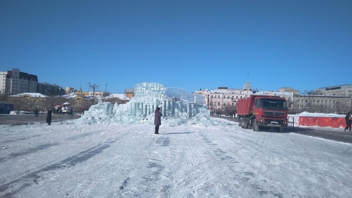 Ледовый городок и ледяные скульптуры убрали с площади Ленина в Чите