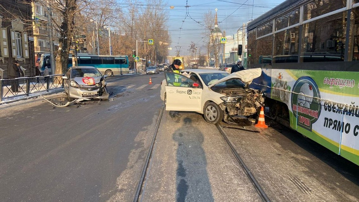 Два человека пострадали в ДТП с участием двух автомобилей и трамвая в Иркутске