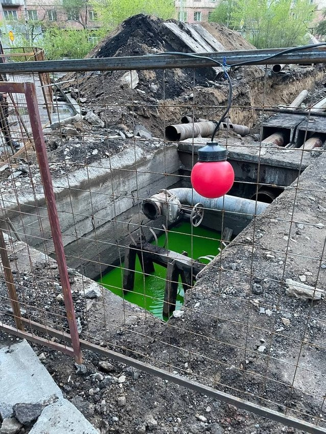 Зелёная вода лилась из трубы на Анохина в Чите из-за проверки - 8 июня ...