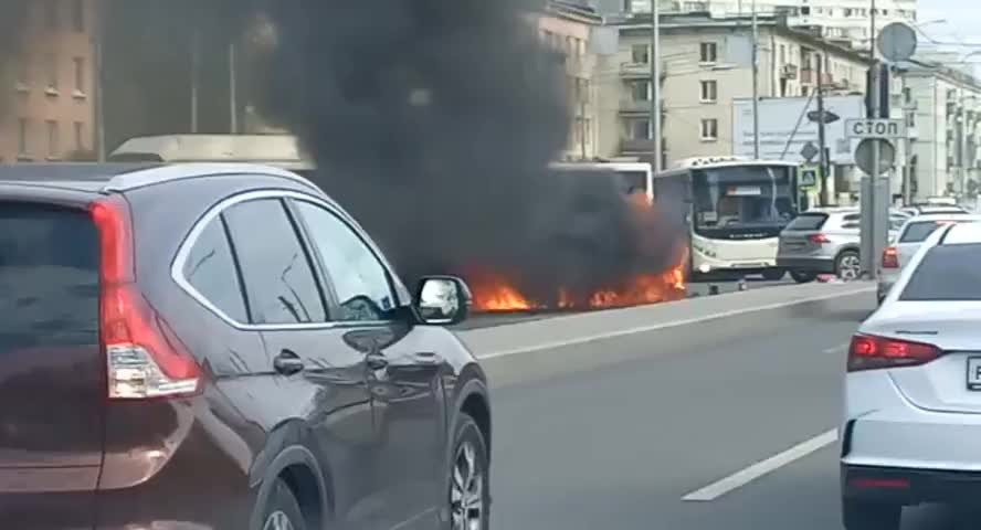 Мерседес сам тормозит перед опасностью