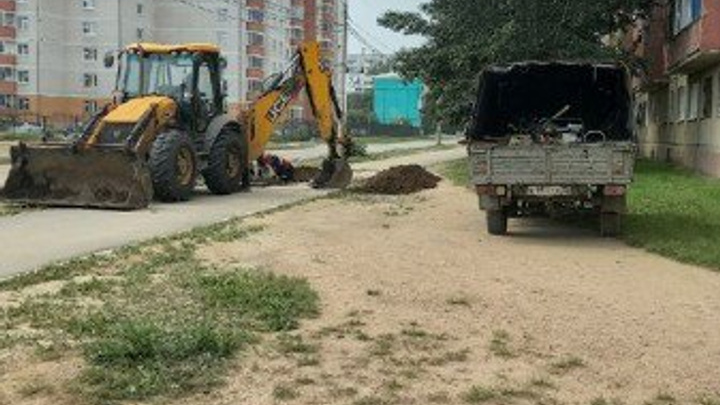 Россети раскопали тротуар на улице Брызгалова в Чите для ремонта линии электропередачи