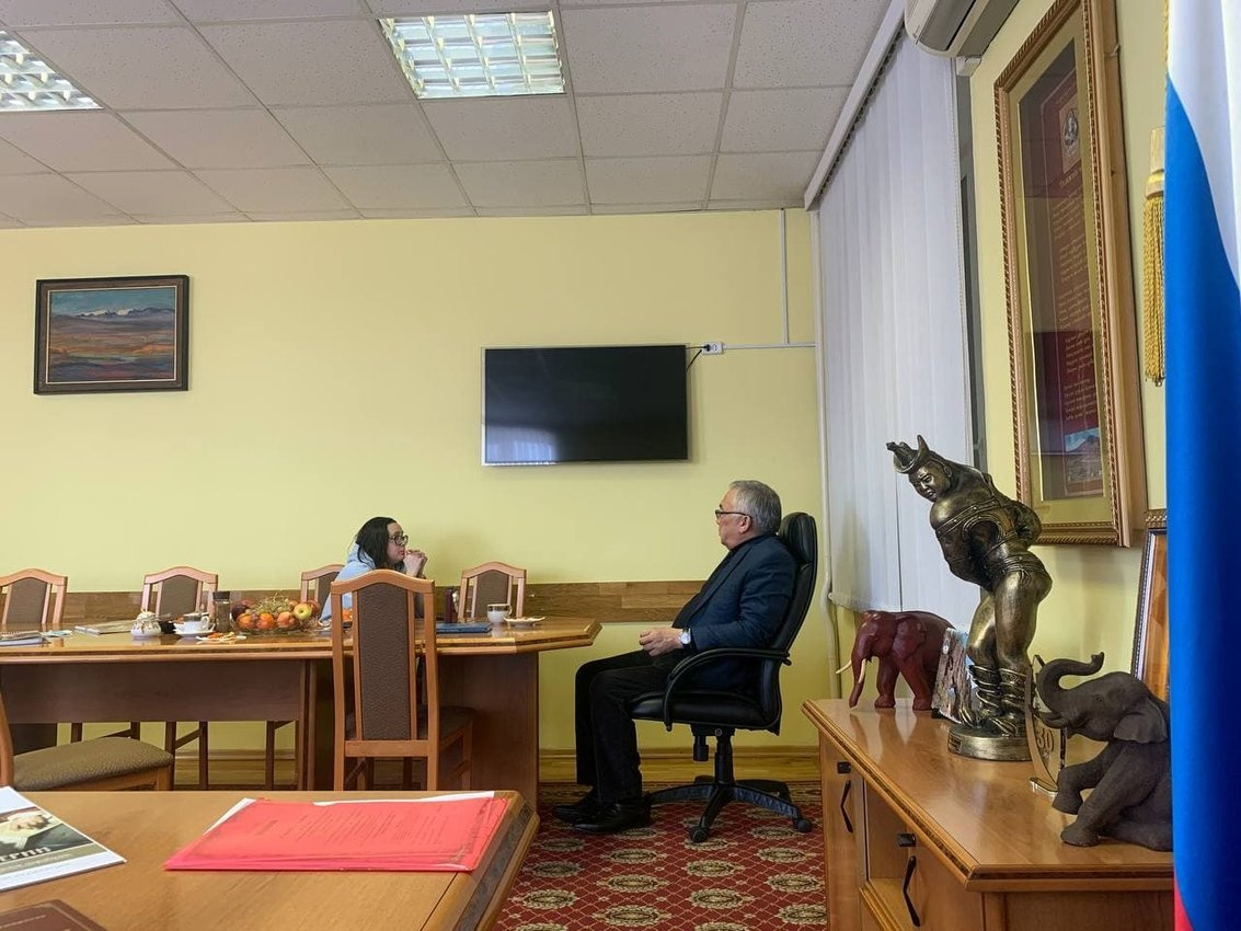 Сенатор Баир Жамсуев и главред "Чита.Ру" Екатерина Шайтанова беседуют в кабинете сенатора в администрации Агинского округа