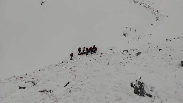 Спасатели доставили в Иркутск тело туриста, погибшего при сходе лавины в горах Бурятии