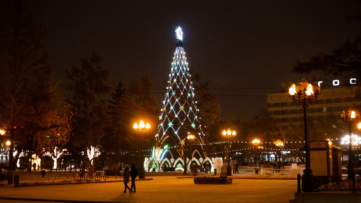 Главную новогоднюю ёлку начали разбирать в сквере Кирова в Иркутске