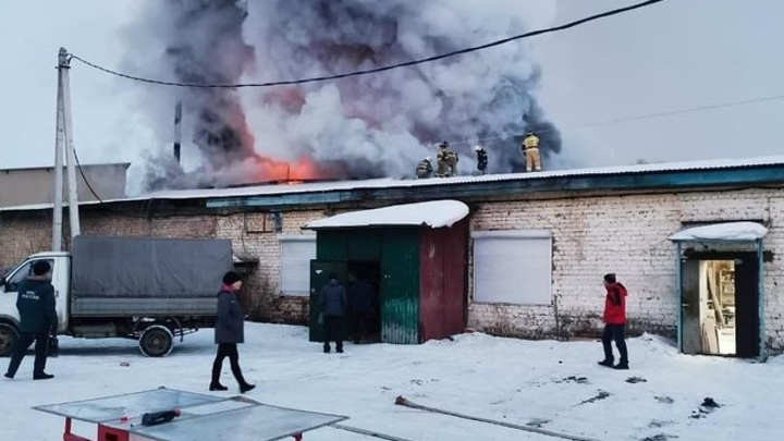 Пожар площадью 1,2 тыс. кв. м произошёл в складах на ул. Воровского в Иркутске