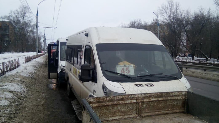 Два человека пострадали в ДТП с двумя маршрутками и грузовиком в Иркутске