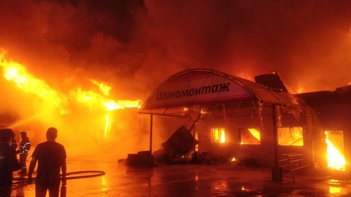 Автосервис сгорел ночью 21 октября в Усть-Илимске
