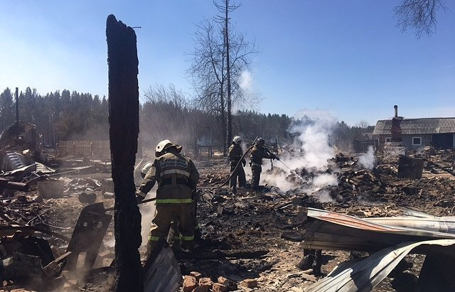 Последствия пожара в посёлке Черёмушки в Республике Бурятия в 2017 году