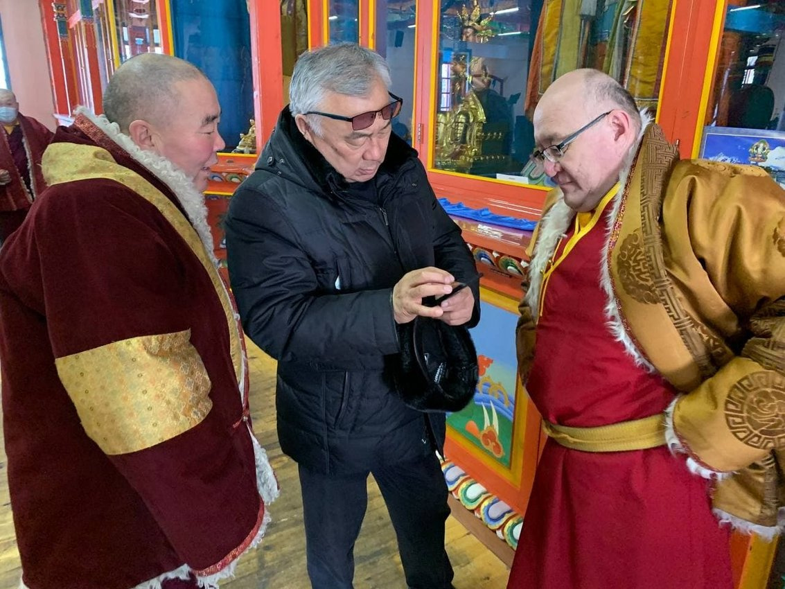 Бага гэсхы-лама (младший держатель дисциплины) Агинского дацана Амгалан Жапов, сенатор Баир Жамсуев и настоятель Агинского дацана Бадма Цыбиков Бага гэсхы-лама (младший держатель дисциплины) Агинского дацана Амгалан Жапов, сенатор Баир Жамсуев и настоятель Агинского дацана Бадма Цыбиков