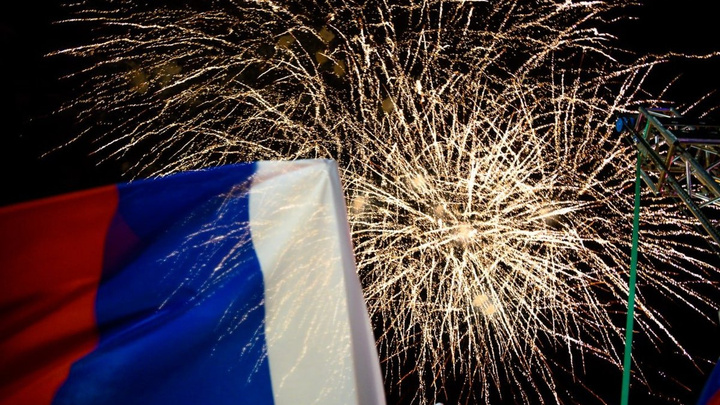 Салют прогремел в честь Дня Победы на Мемориале, фейерверк – на площади в Чите