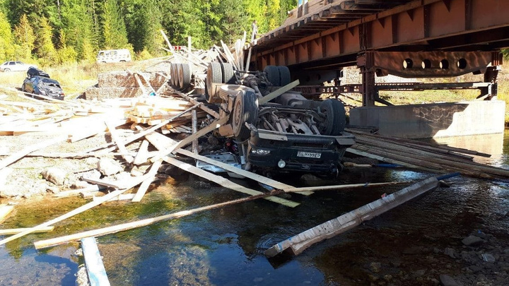 Две машины упали с моста через реку Подъёмная с разницей в час в Усть-Кутском районе