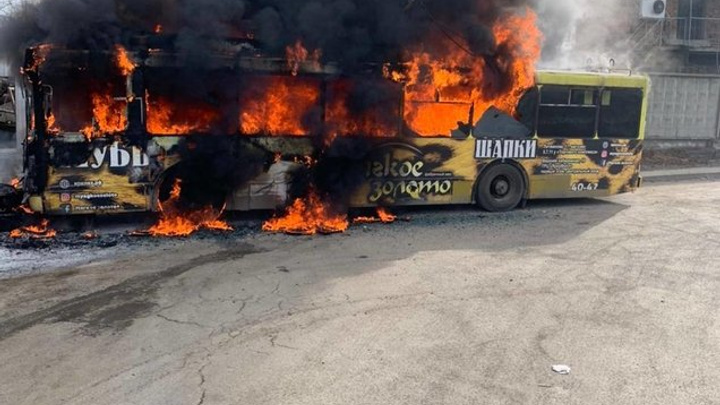 Троллейбус загорелся на остановке в Иркутске утром 29 марта