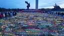 «Ужасный поступок»: россиянка о сборе бульдозером цветов у памятника освободителям в Риге