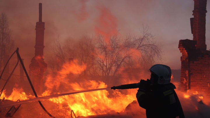 Уголовное дело возбудили по факту пожара в Дальнем, где сгорели 28 домов