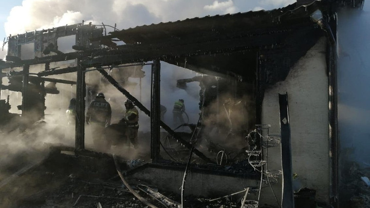 СК показал видео с места пожара в Хомутово, где погибли пять человек