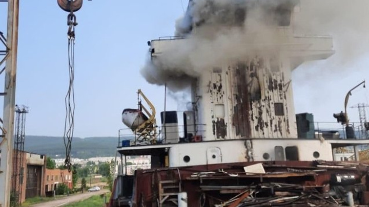 Судно-контейнеровоз загорелось в Усть-Куте