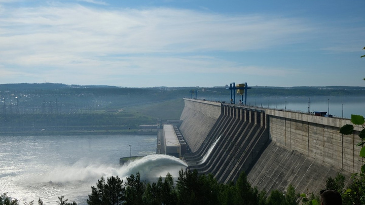 Холостой сброс воды открыли на Усть-Илимской ГЭС 26 июня из-за высокого притока воды